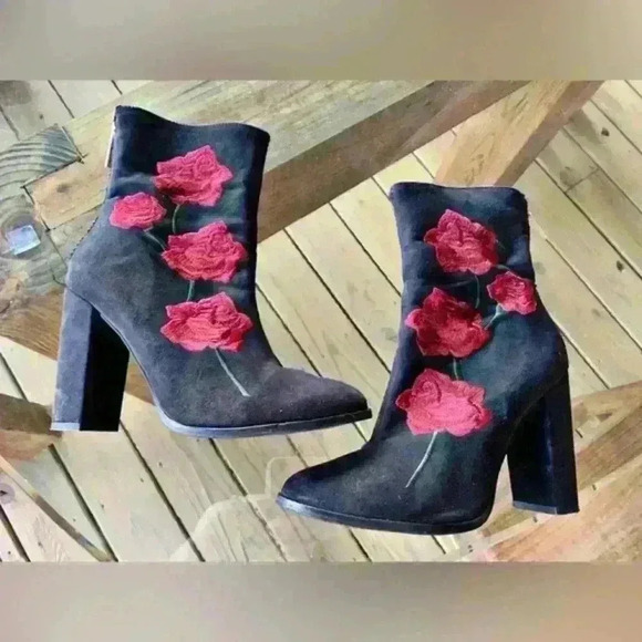 INTENTIONALLY BLANK Shoes - Intentionally Blank Black Embroidered‎ Rose Boots Size 39